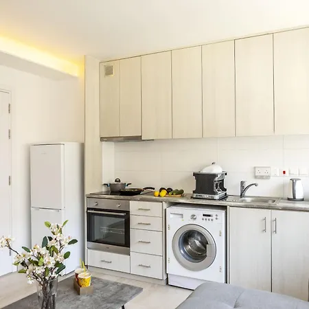 C-premium Apts 100m From And Centre דירה לרנקה