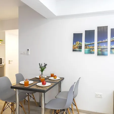 C-premium Apts 100m From And Centre דירה לרנקה