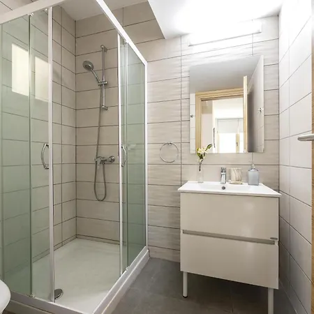 C-premium Apts 100m From And Centre דירה