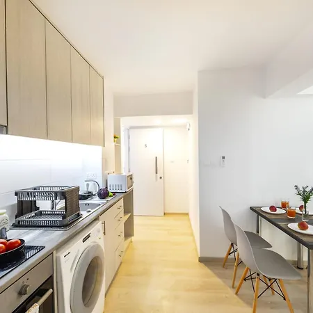 C-premium Apts 100m From And Centre דירה לרנקה