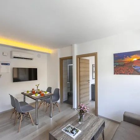 C-premium Apts 100m From And Centre דירה