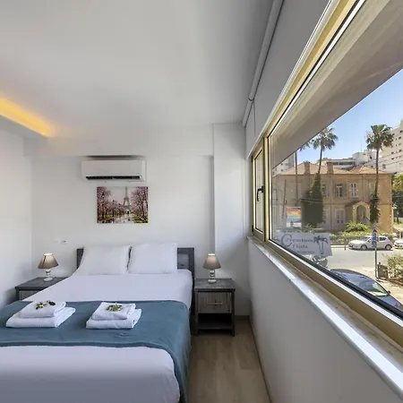 C-premium Apts 100m From And Centre דירה