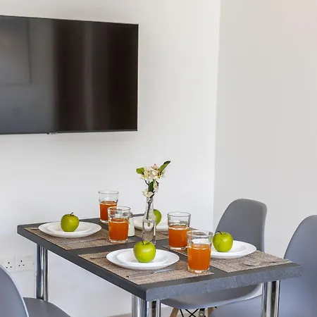 C-premium Apts 100m From And Centre דירה *