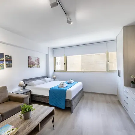 C-premium Apts 100m From And Centre דירה