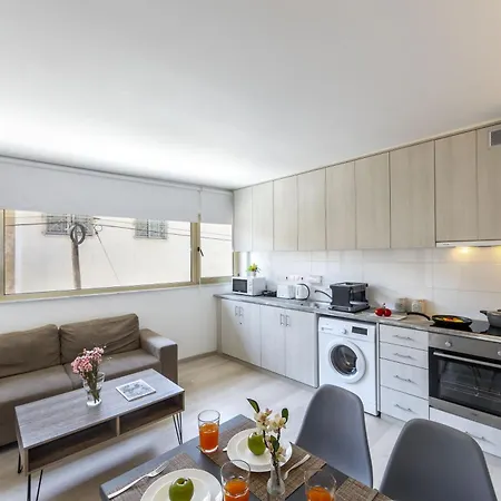 C-premium Apts 100m From And Centre 라르나카