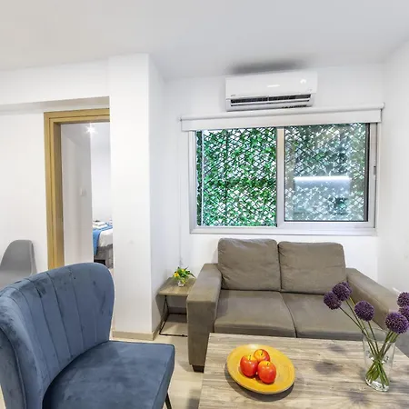 C-premium Apts 100m From And Centre *