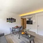 C-premium Apts 100m From And Centre 公寓