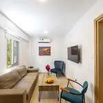 C-premium Apts 100m From And Centre *
