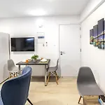 C-premium Apts 100m From And Centre 公寓