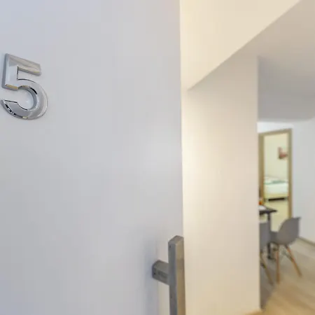 C-premium Apts 100m From And Centre Apartment *