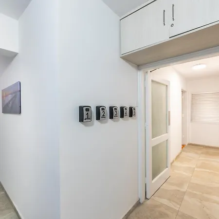 C-premium Apts 100m From And Centre