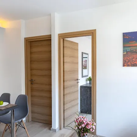 C-premium Apts 100m From And Centre Apartment