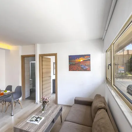 C-premium Apts 100m From And Centre * Larnaca