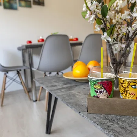 C-premium Apts 100m From And Centre דירה *