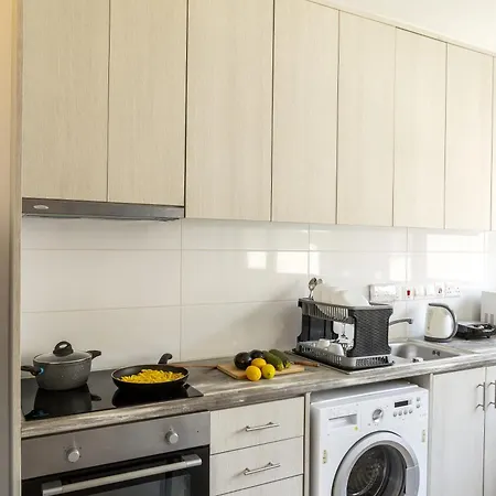 C-premium Apts 100m From And Centre דירה לרנקה