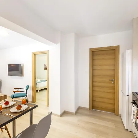 C-premium Apts 100m From And Centre