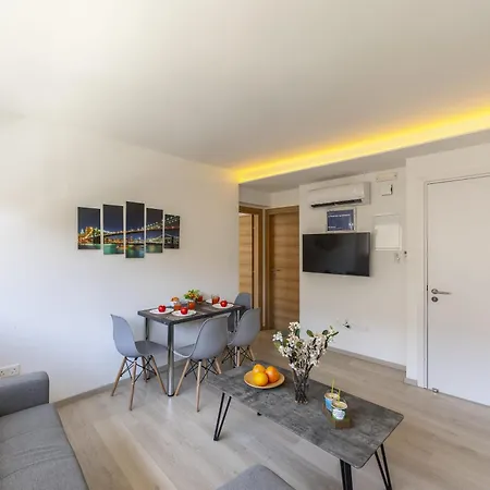 C-premium Apts 100m From And Centre דירה