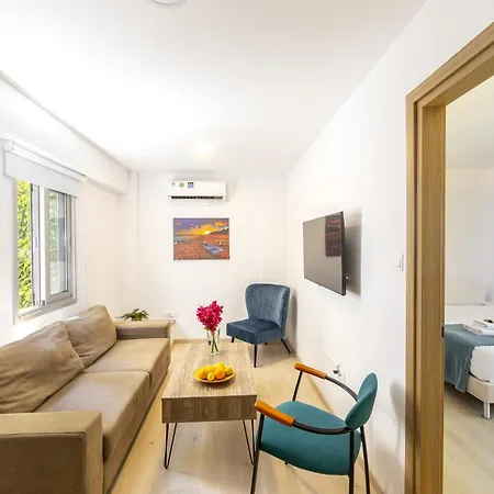 C-premium Apts 100m From And Centre *