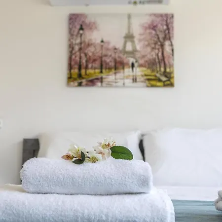 C-premium Apts 100m From And Centre