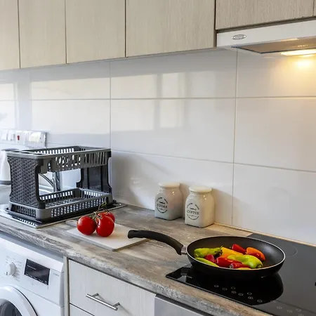 C-premium Apts 100m From And Centre דירה