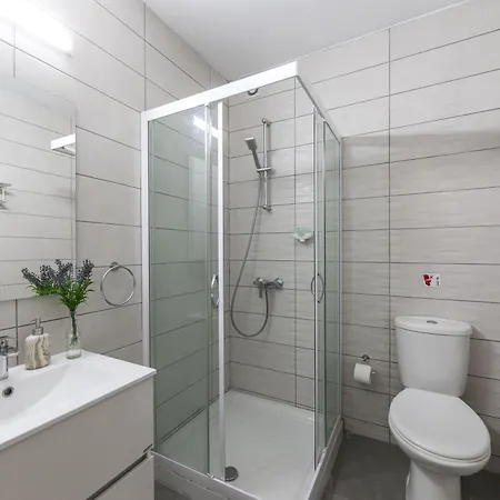 C-premium Apts 100m From And Centre דירה *