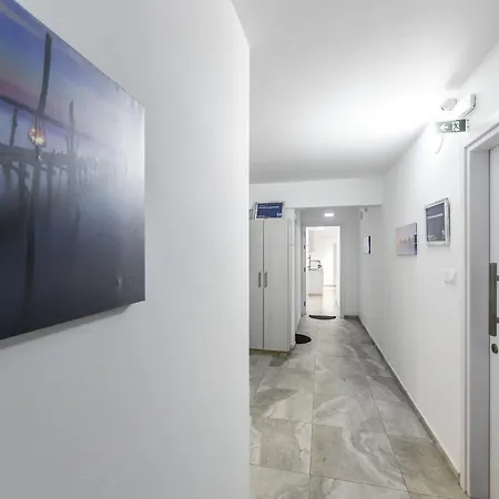 C-premium Apts 100m From And Centre דירה לרנקה