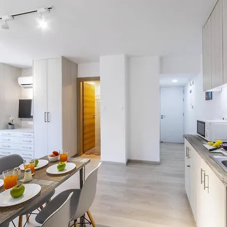 C-premium Apts 100m From And Centre
