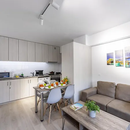 C-premium Apts 100m From And Centre * לרנקה