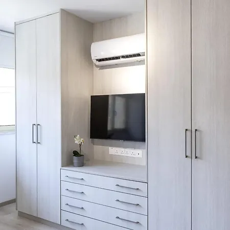 C-premium Apts 100m From And Centre דירה לרנקה