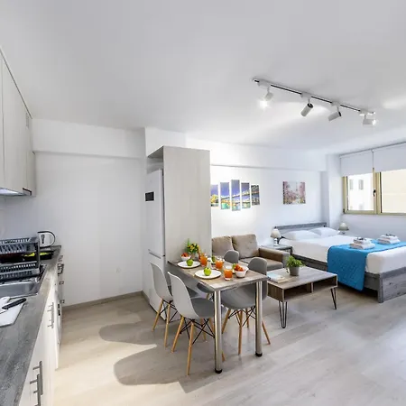 C-premium Apts 100m From And Centre דירה לרנקה