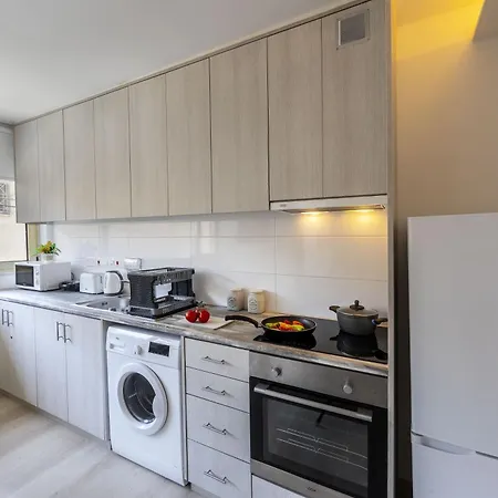 C-premium Apts 100m From And Centre דירה לרנקה