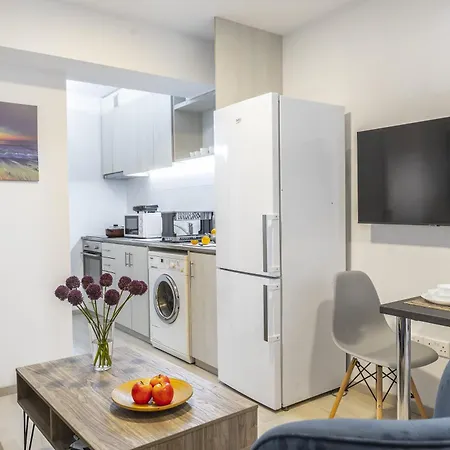 C-premium Apts 100m From And Centre דירה לרנקה