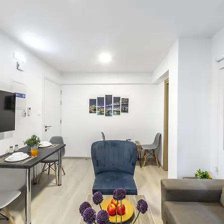 C-premium Apts 100m From And Centre