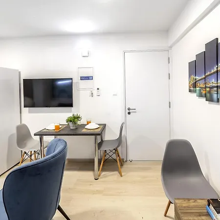 C-premium Apts 100m From And Centre דירה