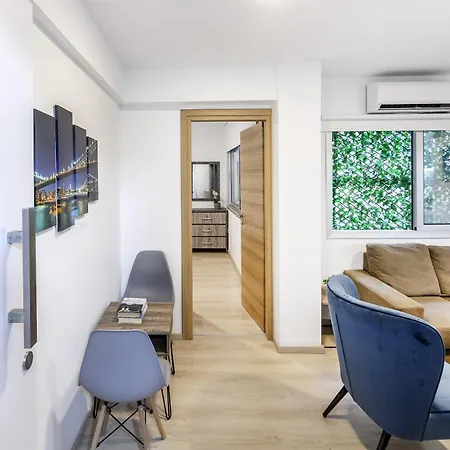 C-premium Apts 100m From And Centre דירה לרנקה