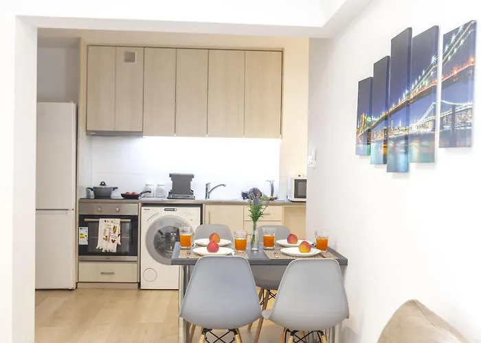 C-premium Apts 100m From And Centre *