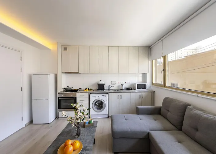 C-premium Apts 100m From And Centre