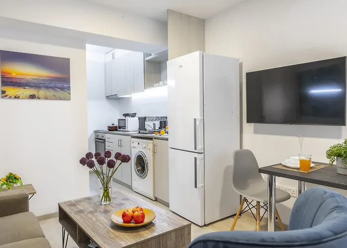 C-premium Apts 100m From And Centre アパート ラルナカ