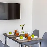 C-premium Apts 100m From And Centre Apartamento *