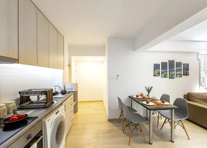 C-premium Apts 100m From And Centre * Lárnaca