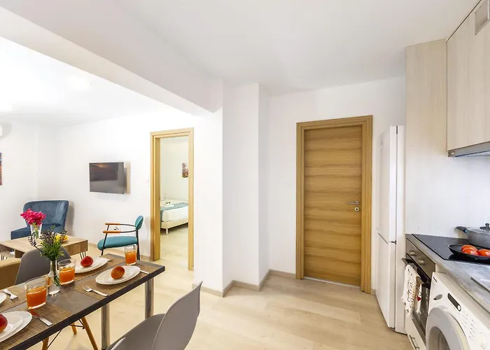 C-premium Apts 100m From And Centre