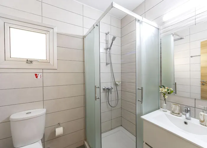 C-premium Apts 100m From And Centre *