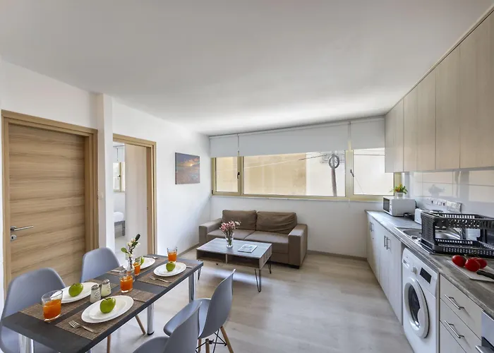 C-premium Apts 100m From And Centre Lárnaca