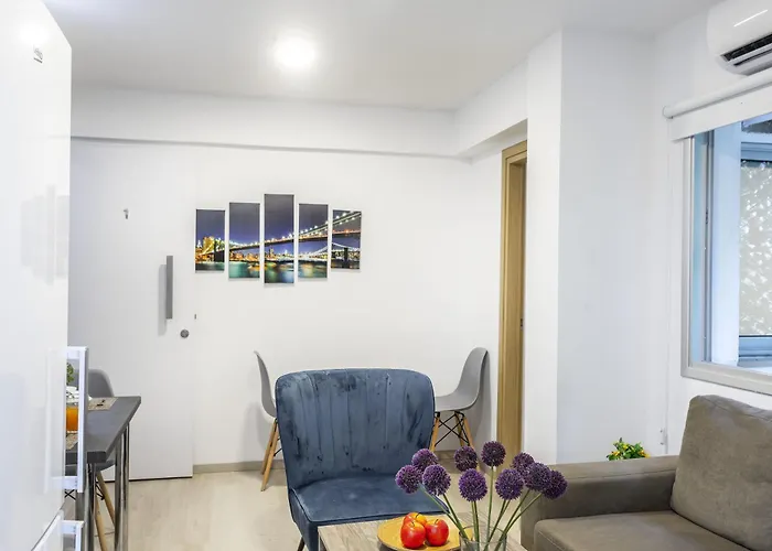 C-premium Apts 100m From And Centre